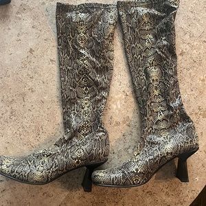 Hot boots faux snakeskin size 40 made in Italy in nearly perfect condition